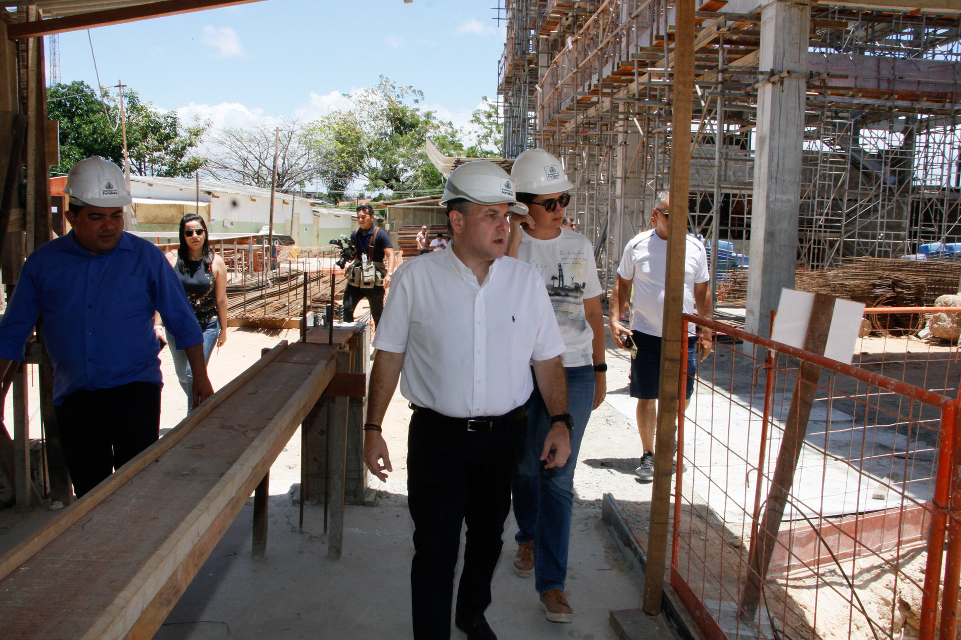 prefeito num canteiro de obras